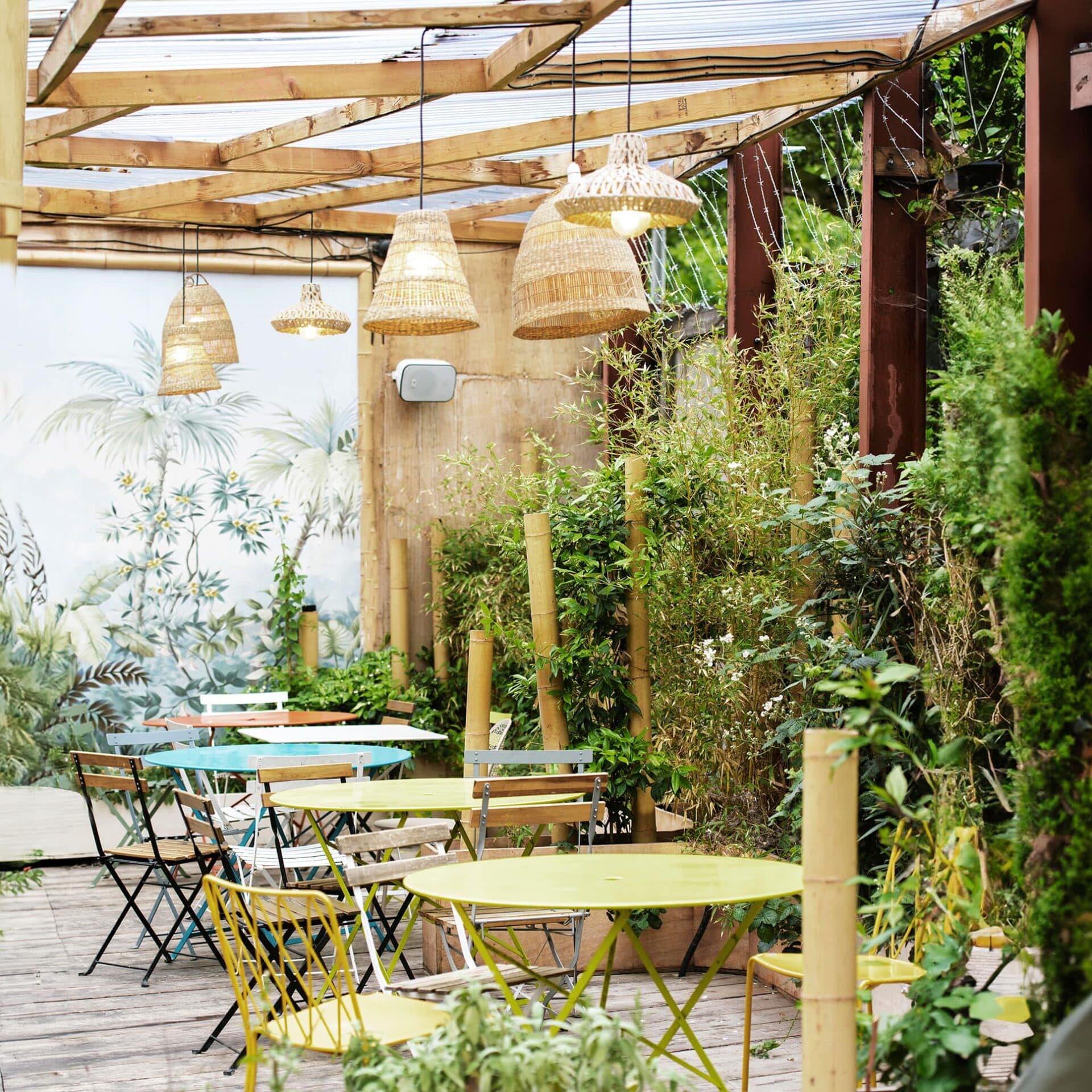 Outdoor terrace seating at Mercato Mayfair, London