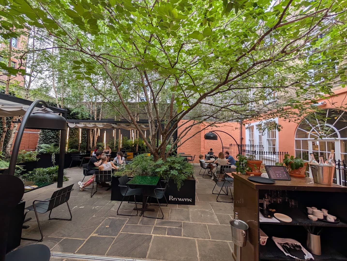 123V Browns exterior