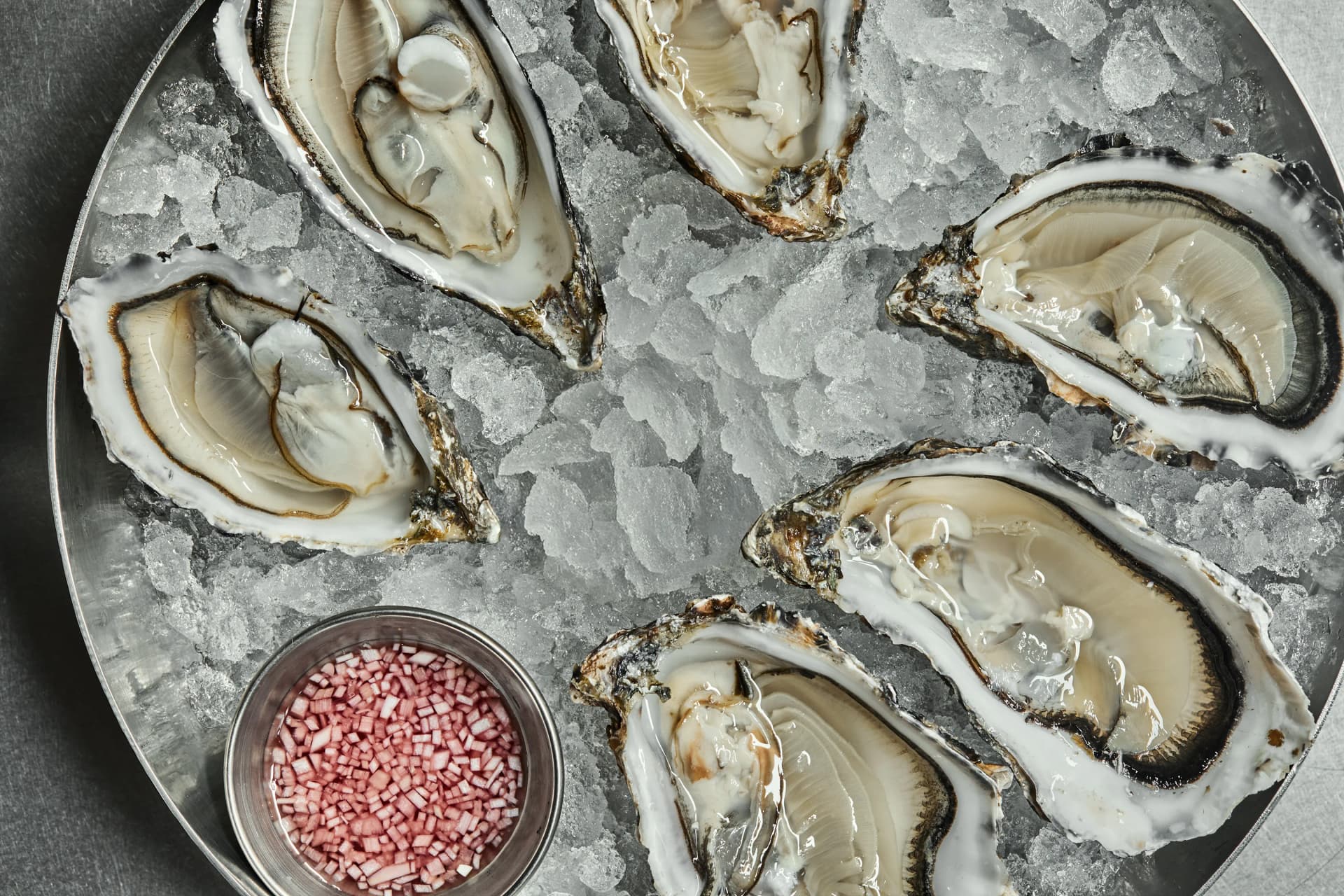 Fresh oysters on ice at Noisy Oyster seafood bistro, London