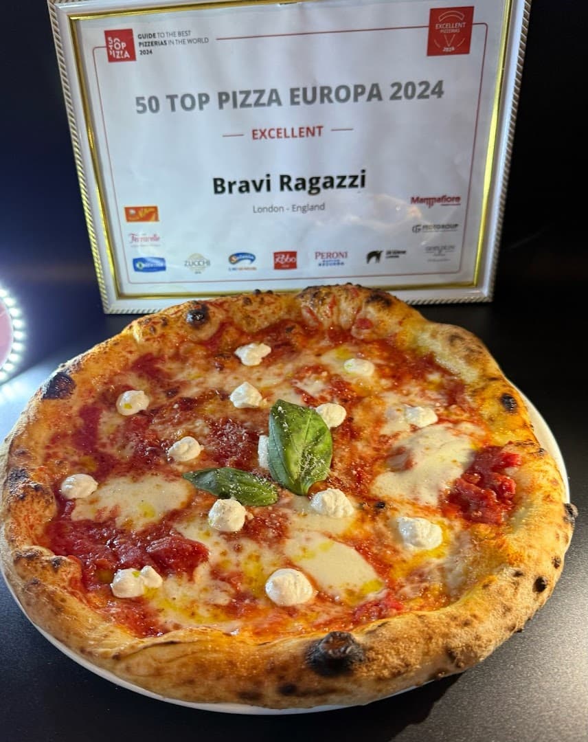 Award-winning margherita pizza at Bravi Ragazzi, London