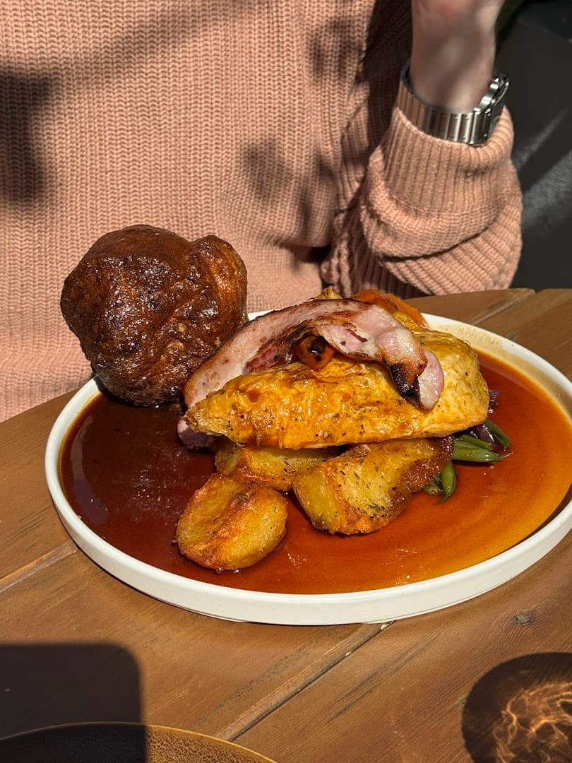 Sunday roast dinner at The Apollo Arms Public House, London