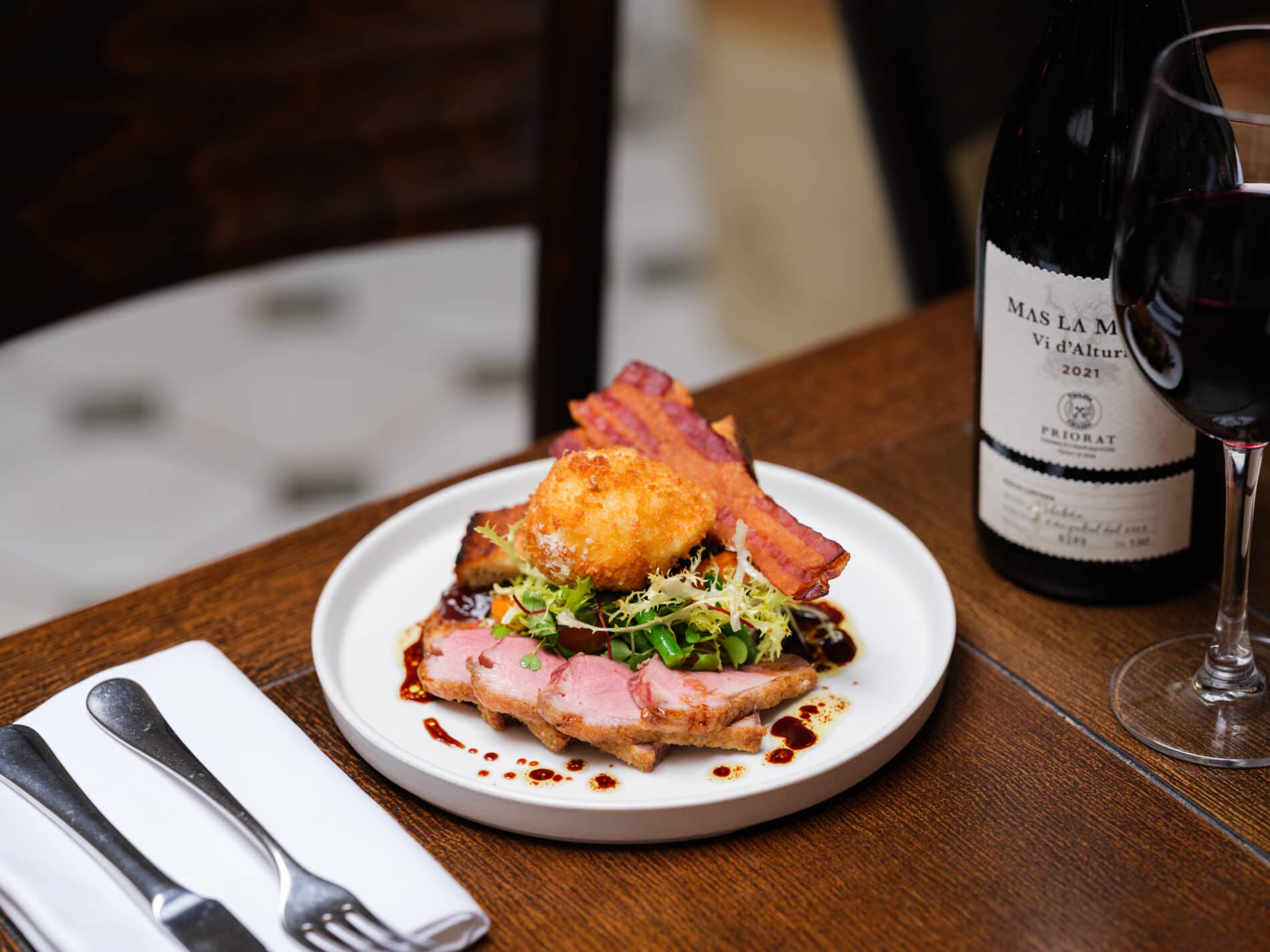 Gourmet sandwich with wine pairing at The Hunter's Moon, London