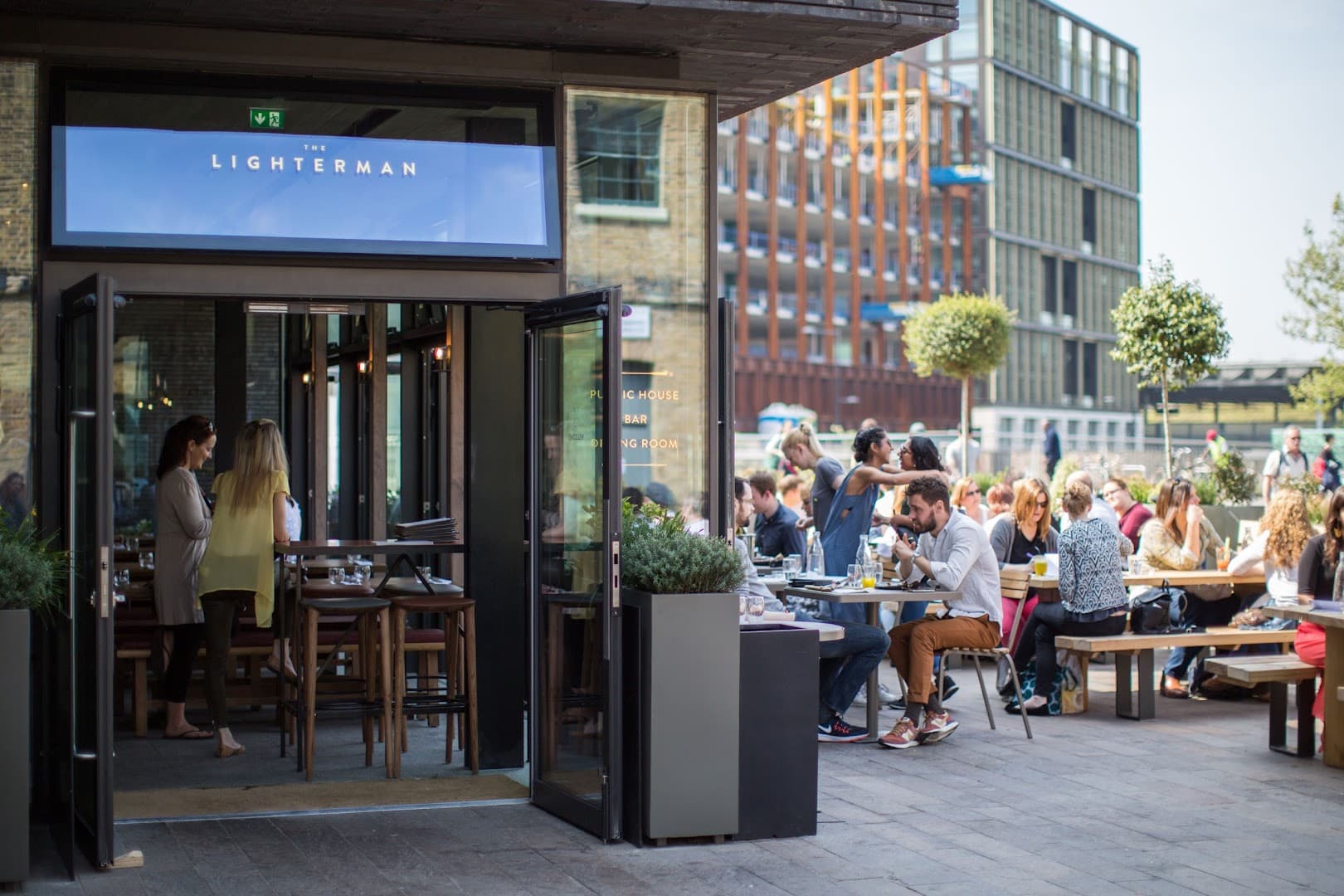 Outdoor terrace dining at The Lighterman, London