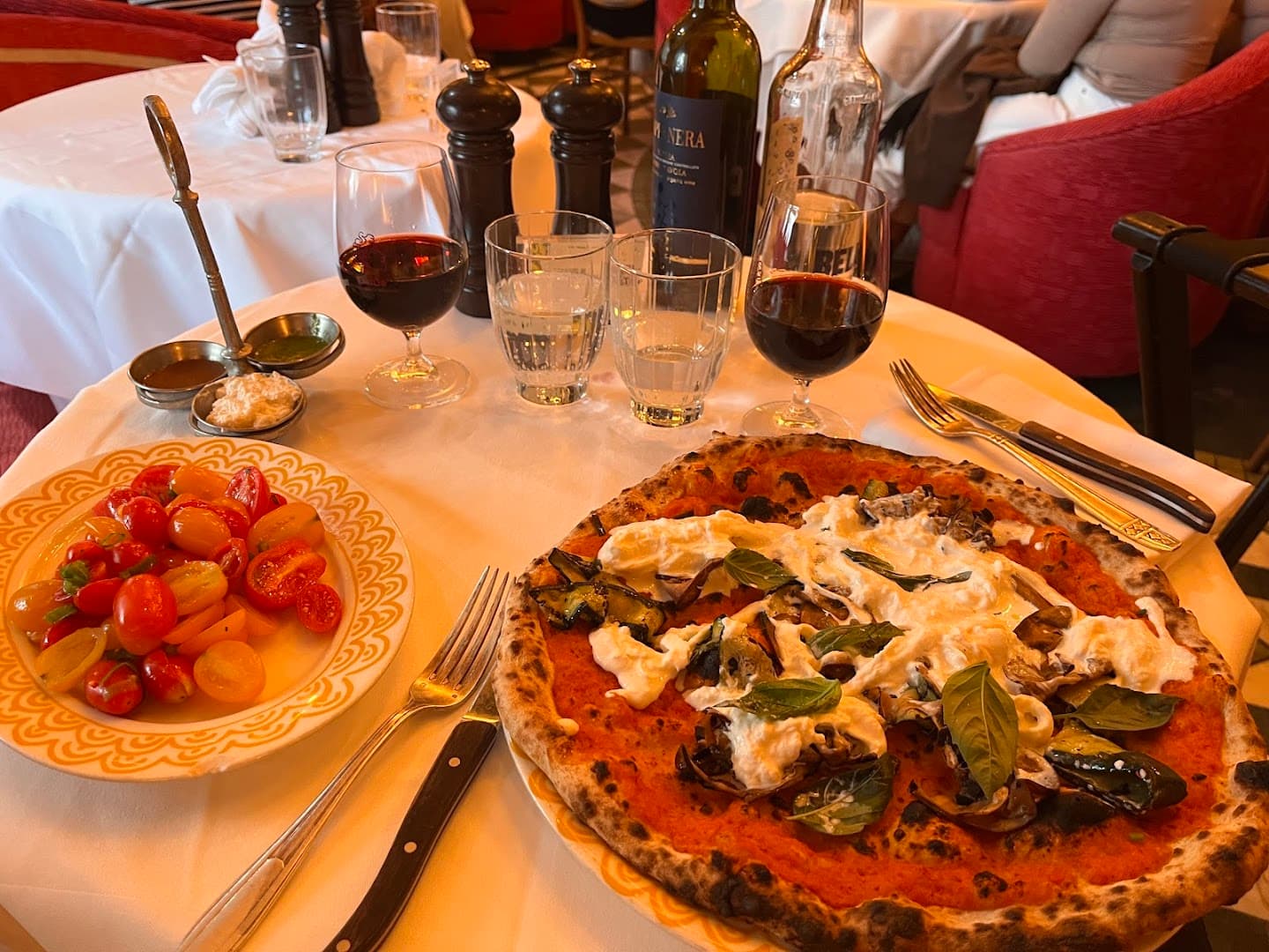 Pizza and wine table setting at Jacuzzi, London