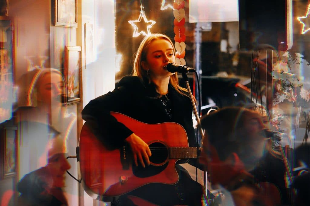 Live acoustic performance at La Cucina Di Daffy 2 Italian Restaurant, London