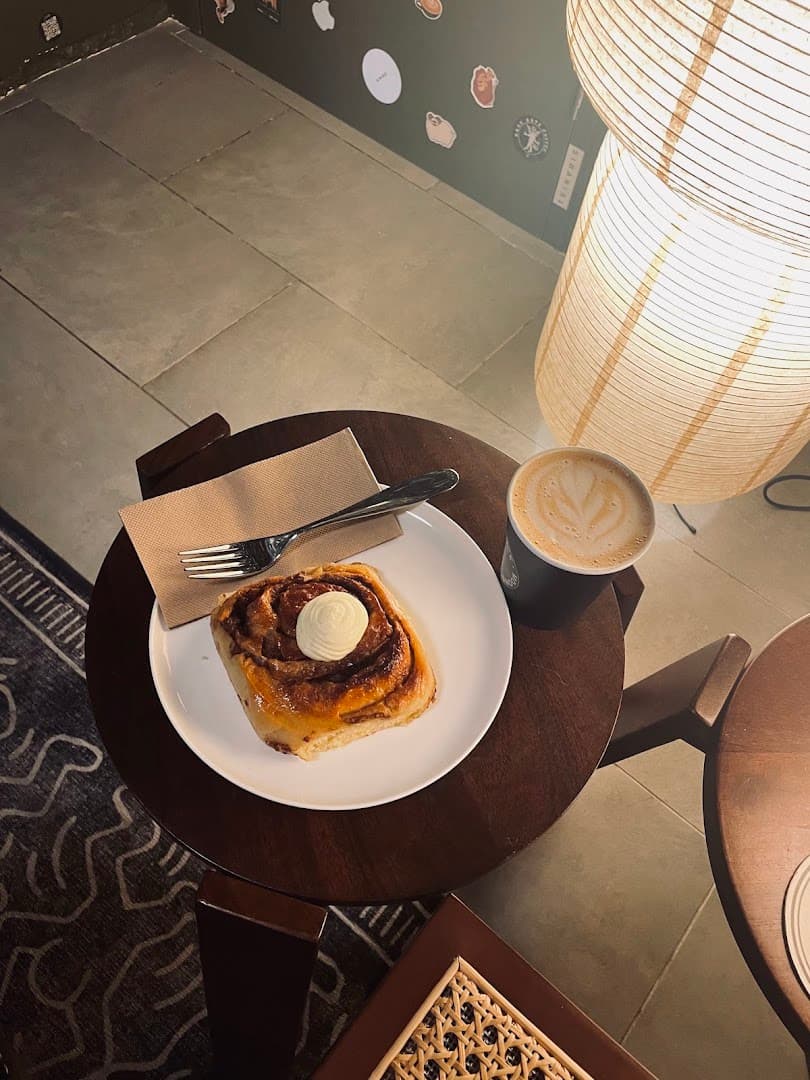 Cinnamon bun with latte at Moonstruck Cafe, London