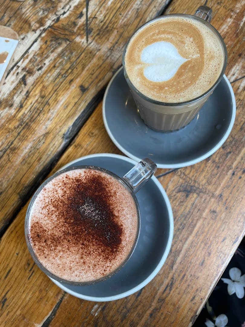 Coffee drinks with latte art at Mud, London