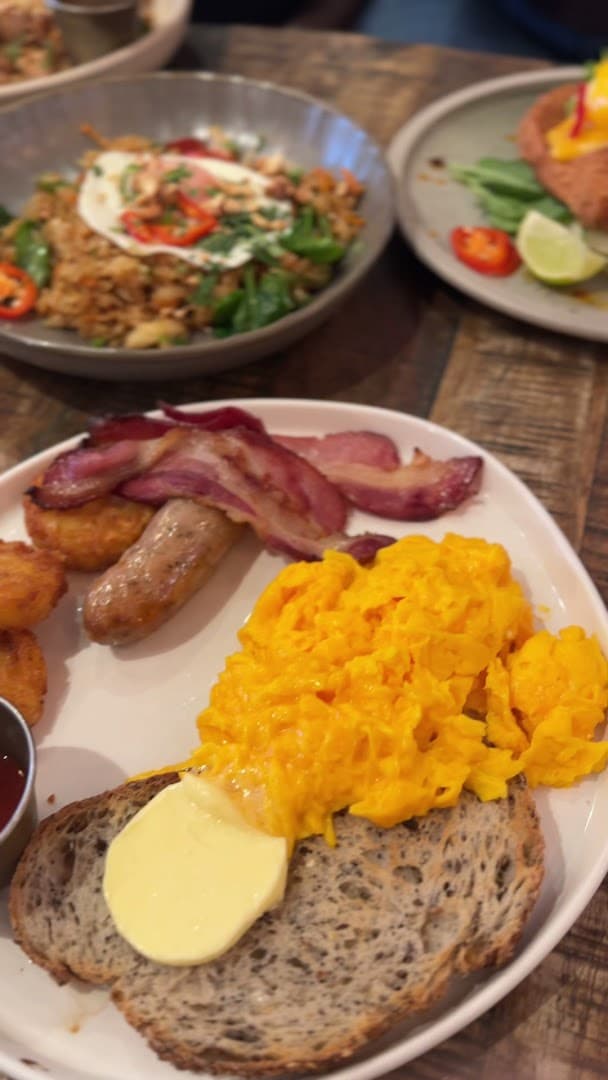Full English breakfast plate at Ollie's House Restaurant, Chelsea, London